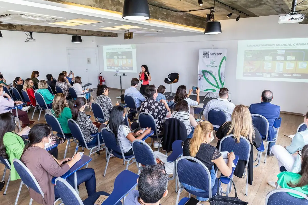 Turma da Tekoá Escola em aula, em um auditório
